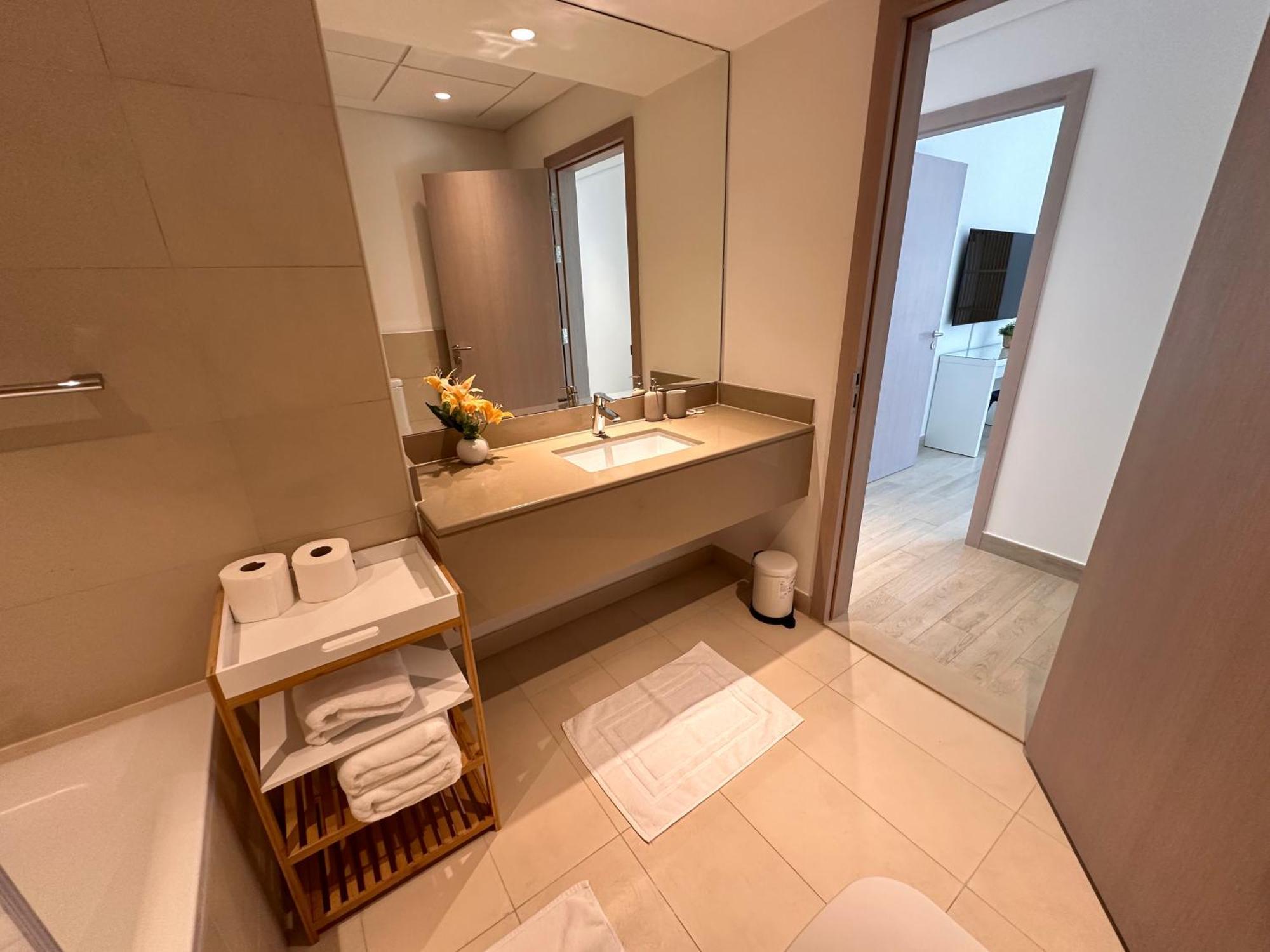 Stunning 2 Bedroom, 4beds In Yas Island ! 6 Guests Apartment