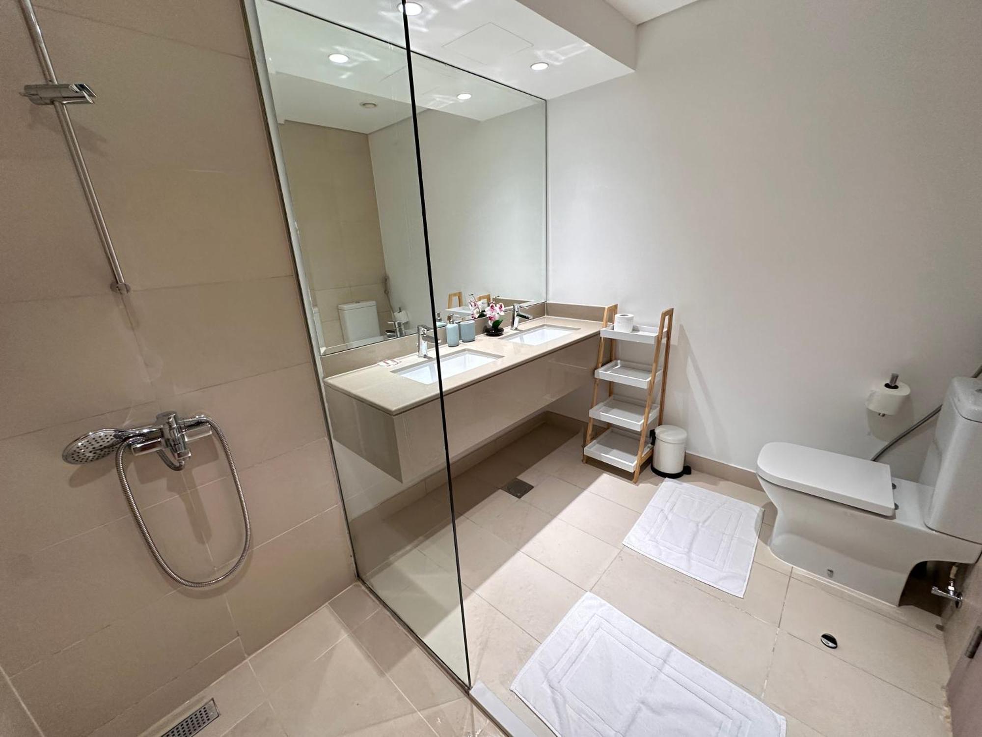 Stunning 2 Bedroom, 4beds In Yas Island ! 6 Guests Apartment *