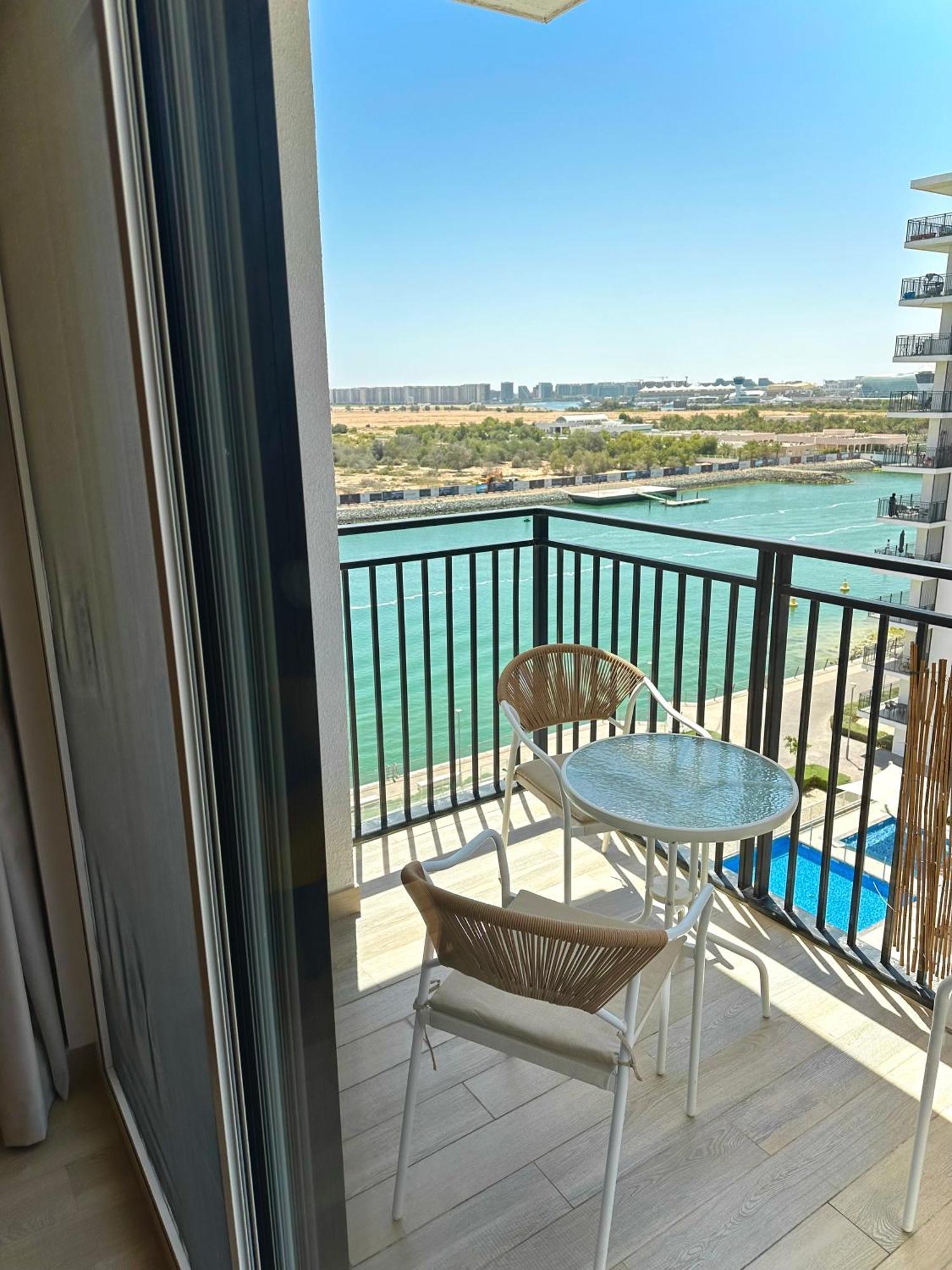 Stunning 2 Bedroom, 4beds In Yas Island ! 6 Guests Apartment *